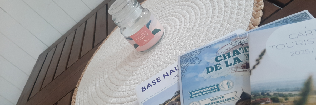 Chapeau de paille avec bouteille et brochures.