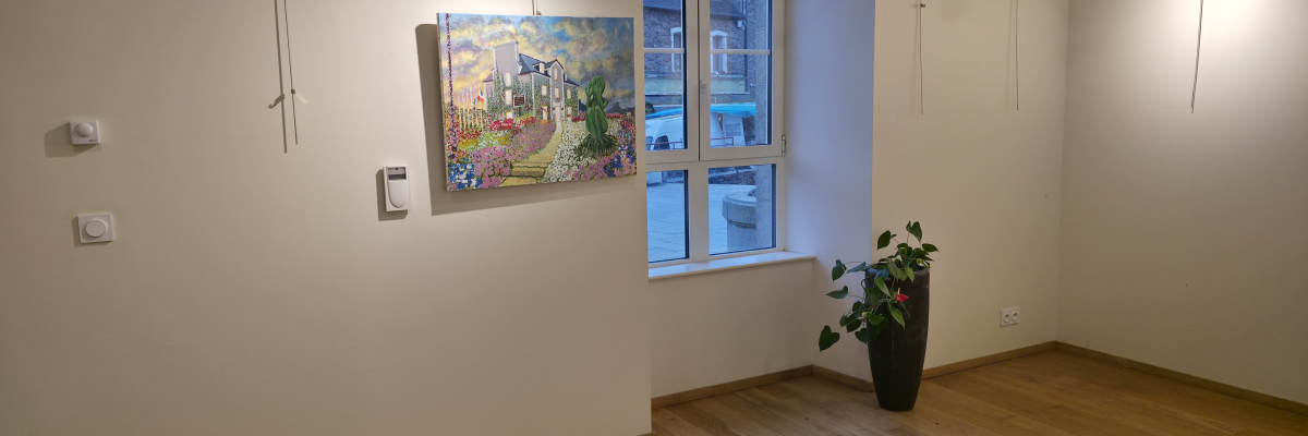 Pièce blanche avec table, chaises, vidéo projecteur et ordinateur.