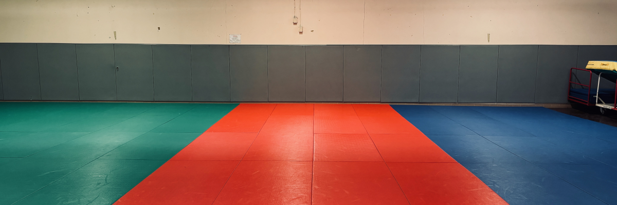 Salle avec sols colorés, vert, rouge, bleu.