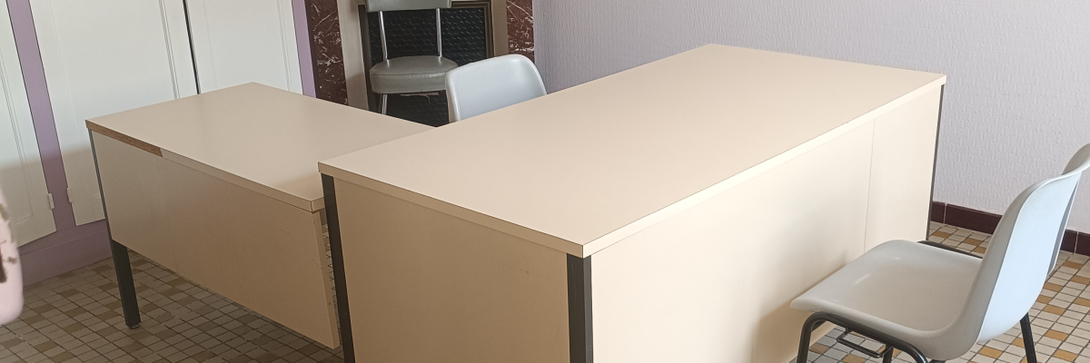 Pièce avec table, chaises, porte et sol carrelé.