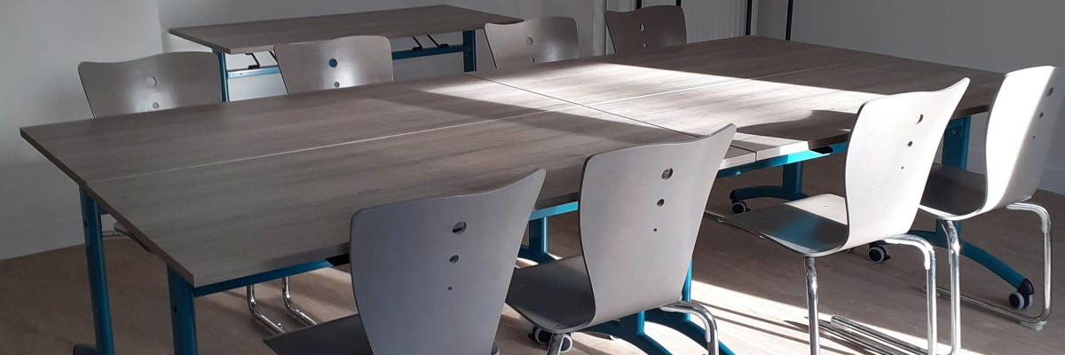 Salle avec tables, chaises, étagère et échafaudage.