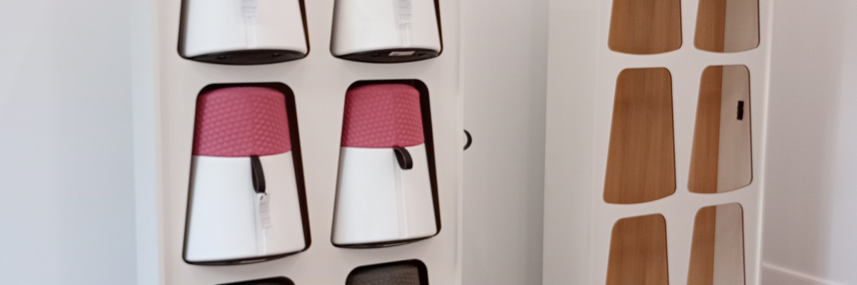 Deux armoires avec portes colorées et tiroirs, sur roulettes, parquet.