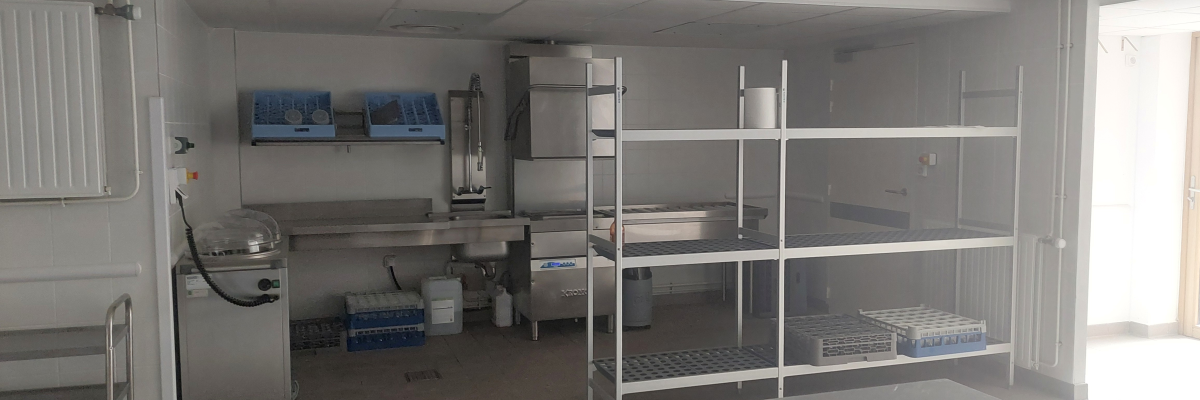 Cuisine équipée, plans de travail, étagères, lave-vaisselle, éviers.