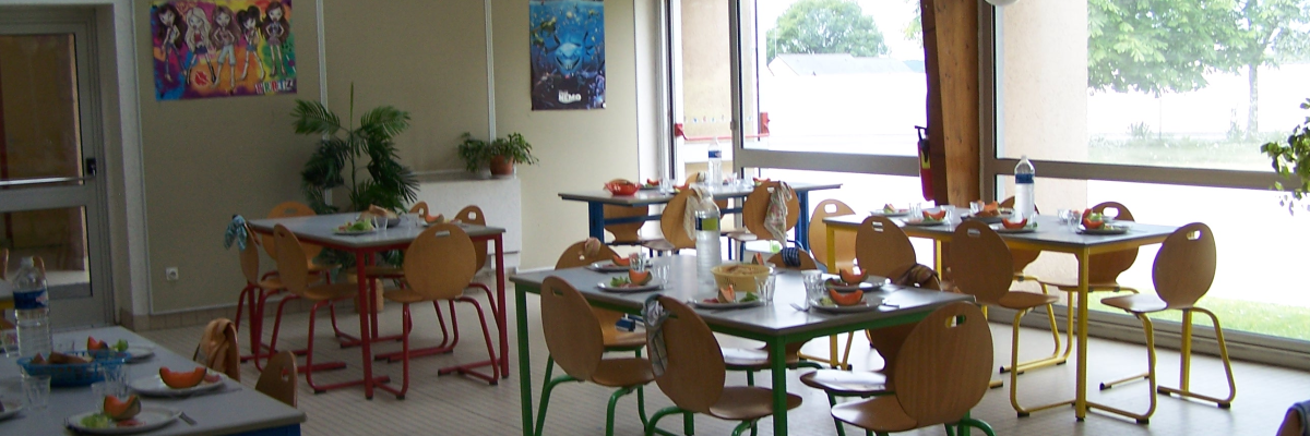 Salle avec tables, chaises, ballons, plantes et nourriture.