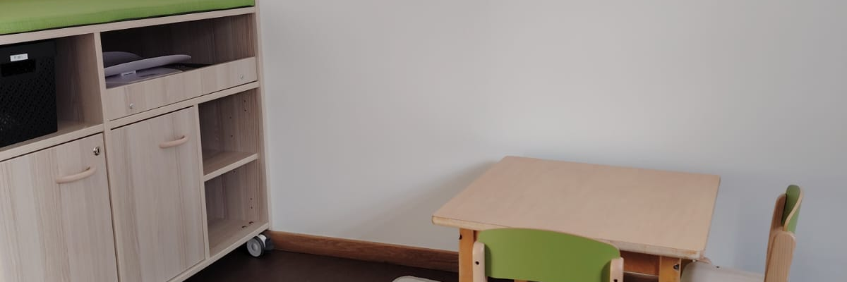 Armoire, table, chaise, tapis.