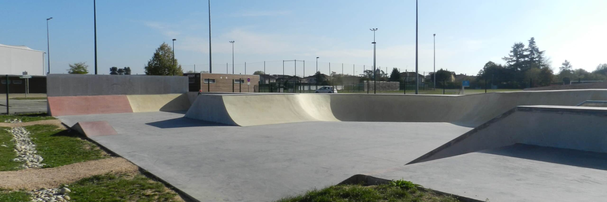 Skatepark avec ramps, rampes et éclairages.