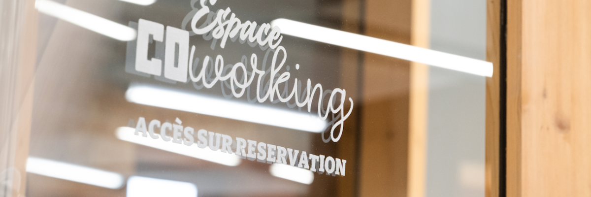 Porte vitrée avec inscription "Espace Coworking - Accès sur réservation".