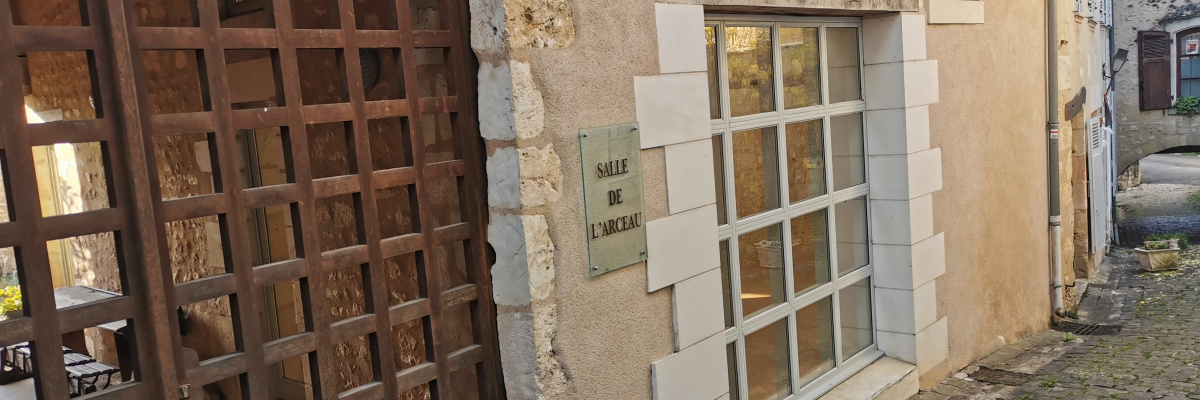 Maison avec porte en bois et fenêtre à petits carreaux.