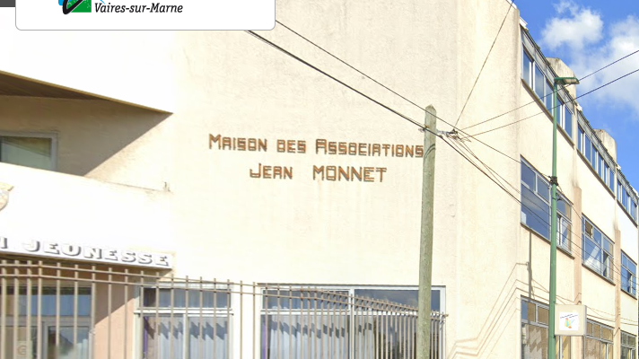 Bâtiment avec enseigne "Maison des Associations Jean Monnet".