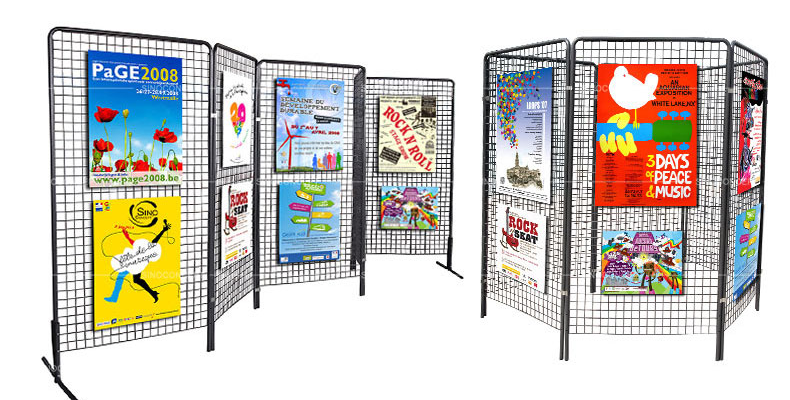 Panels d'affichage avec supports en métal et affiches colorées.