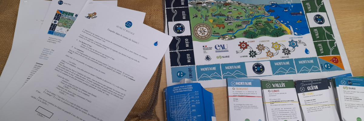 Jeu de société avec plateau, cartes, dés, jetons et règles sur table en bois.