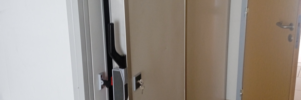 Couloir avec portes et serrures.