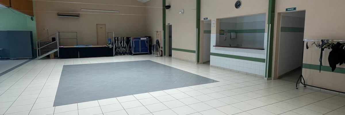 Salle blanche, carrelée, avec bancs et équipement médical.