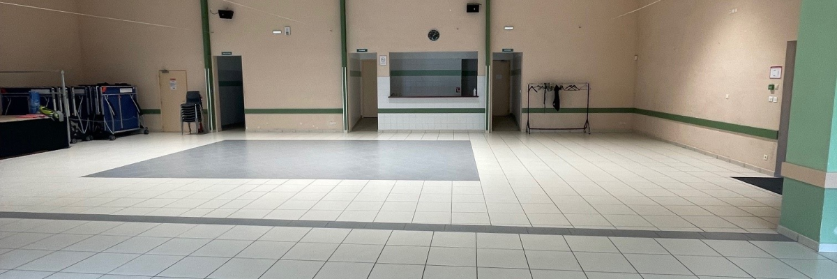 Salle vide avec tapis de sol, haut-parleurs.