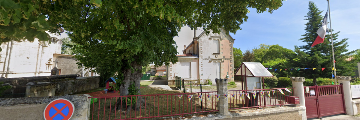 Maison, arbre, mur, portail, drapeau, guirlandes.