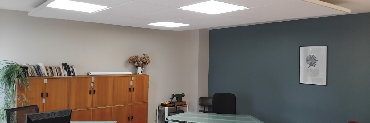 Bureau avec meubles, ordinateur, chaises, table de conférence et classeurs.