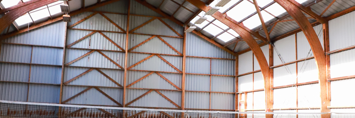 Court de tennis intérieur avec balles.