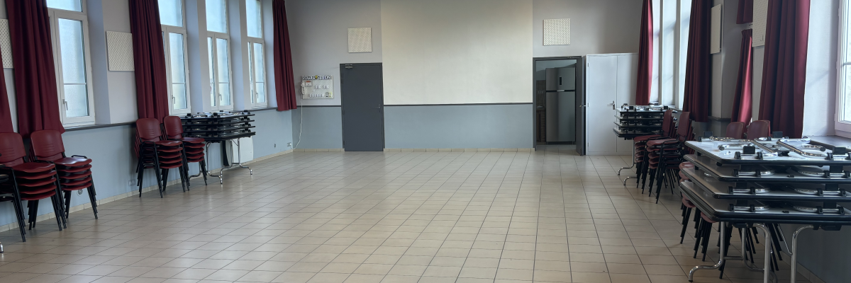 Salle avec tables, chaises, fenêtres, portes et rideaux.