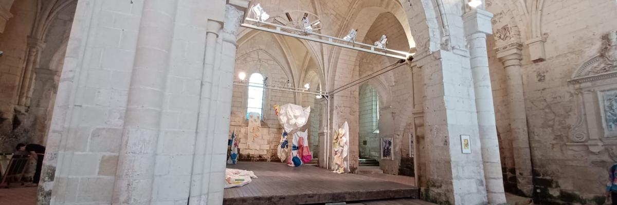 Chapelle avec autel, colonnes, vitraux et mobilier de scène.