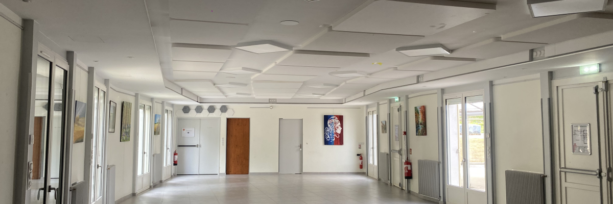 Courrier avec portes, fenêtres, éclairage, et tableaux aux murs.