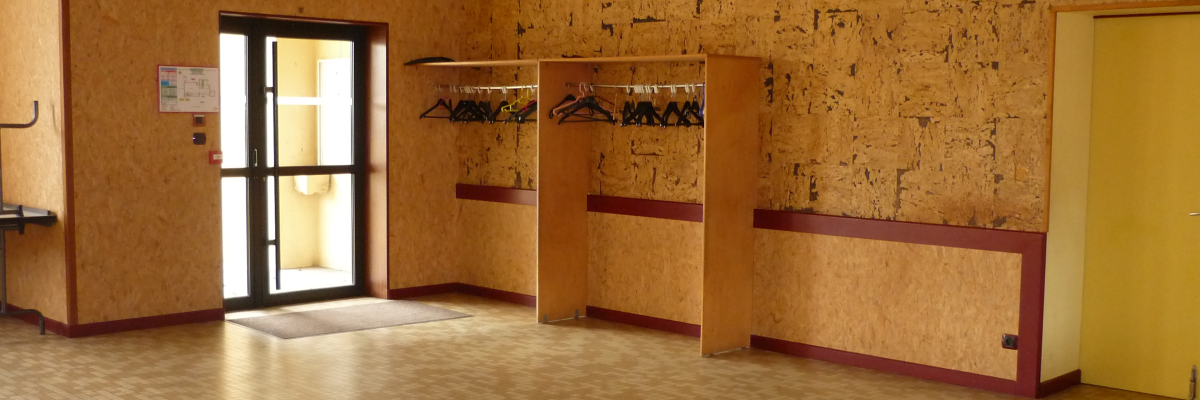 Pièces avec porte vitrée, étagères, portemanteaux et sol carrelé.