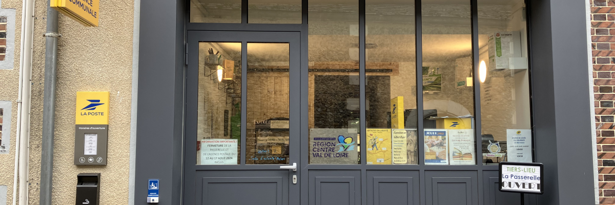 Boutique avec porte, vitrine, enseigne et boîte aux lettres.