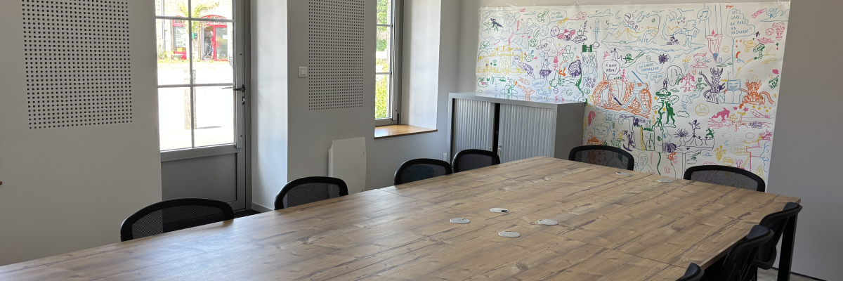 "Salle avec table, chaises, tableau blanc, vidéo projecteur et fenêtres."