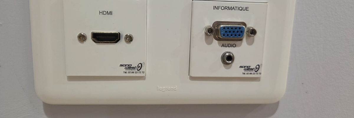 Plaque murale avec prise HDMI et connecteurs informatiques.