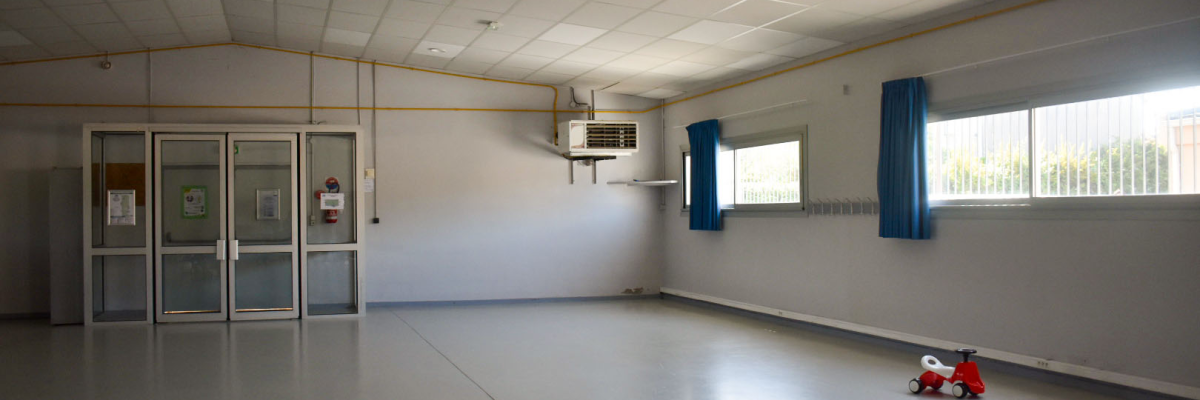 Salle vide avec portes, climatiseur, fenêtres et jouet.