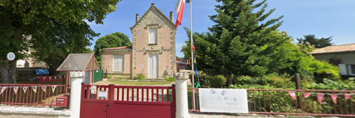 Maison avec porte rouge, drapeau, arbre et panneau de signalisation.