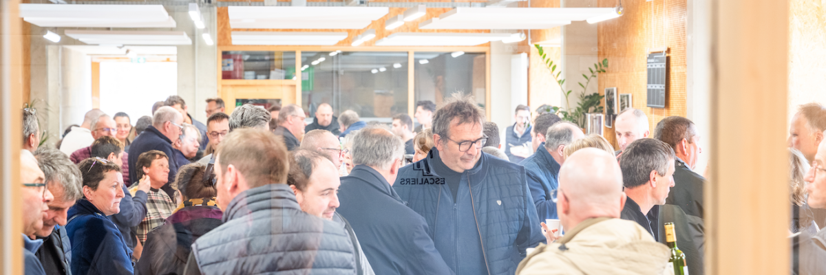 Réunion avec buffet, gens, tables, et chaises.