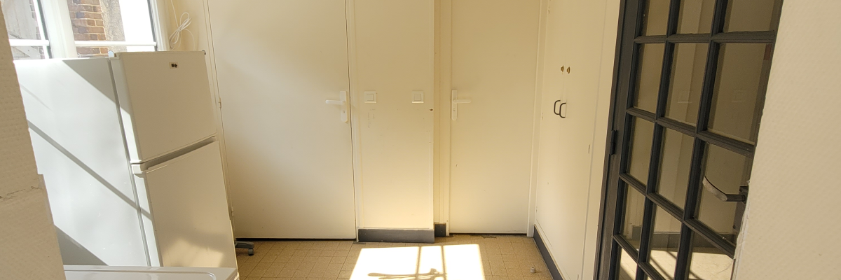 Pièce vide avec climatiseur, tapis et porte vitrée.