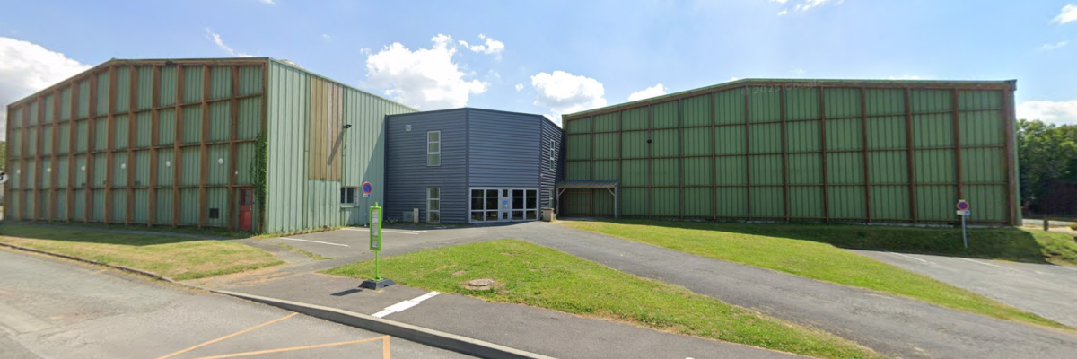 Bâtiment industriel avec entrepôts et parking.