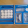 Coffret bleu avec compartiments, contenant des embouts d'écouteurs, un étui, des boîtiers et des accessoires.