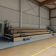 Gymnase avec gradins, tableau et parquet.
