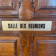 Porte en bois avec une pancarte "Salle des Réunions" et une poignée.