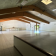 Salle avec plancher, comptoir, portes et fenêtres.