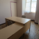 Bureau avec table, chaises, tiroirs et fenêtre.