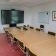 "Salle de réunion avec table, chaises, écran, tableau blanc et micro".