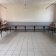 Salle avec tables, chaises, lumières et fenêtres.