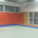 Salle avec tapis, murs rembourrés, fenêtres et climatisation.