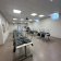 Salle avec tables, chaises, projecteur, écran et ordinateurs.