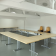 Salle avec tables, chaises et chariot.