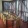 Salle avec tables, chaises, rideaux et fenêtres.