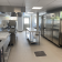 Cuisine avec plans de travail, éviers, fours, réfrigérateurs, tables inox, hottes et carrelage.