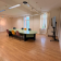 Salle avec table, chaises, téléviseur, radiateur et luminaires.