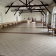 Salle avec tables, bancs, poubelles et portes.