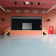 Salle avec scène, rideaux, rampes, haut-parleurs et extincteurs.