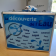 Une valise éducative sur l'eau avec des mots pour "eau" dans différentes langues.