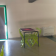 Salle avec tables, chaises, climatiseur et portes.